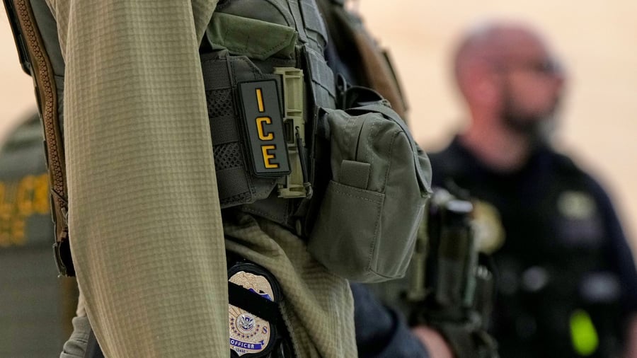 Immigration policy: US authority ICE plans to buy electric shock gloves