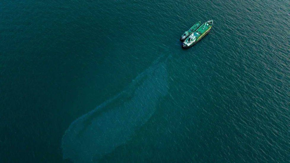 Oil from grounded tanker reaches the coast of Oman