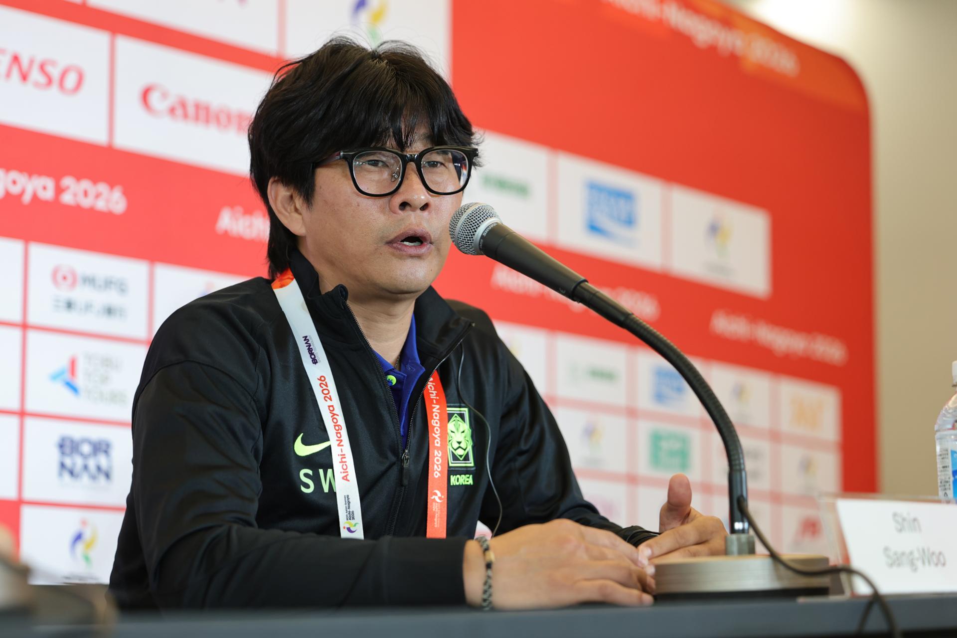 Women's football coach not feeling pressure ahead of match vs. predecessor