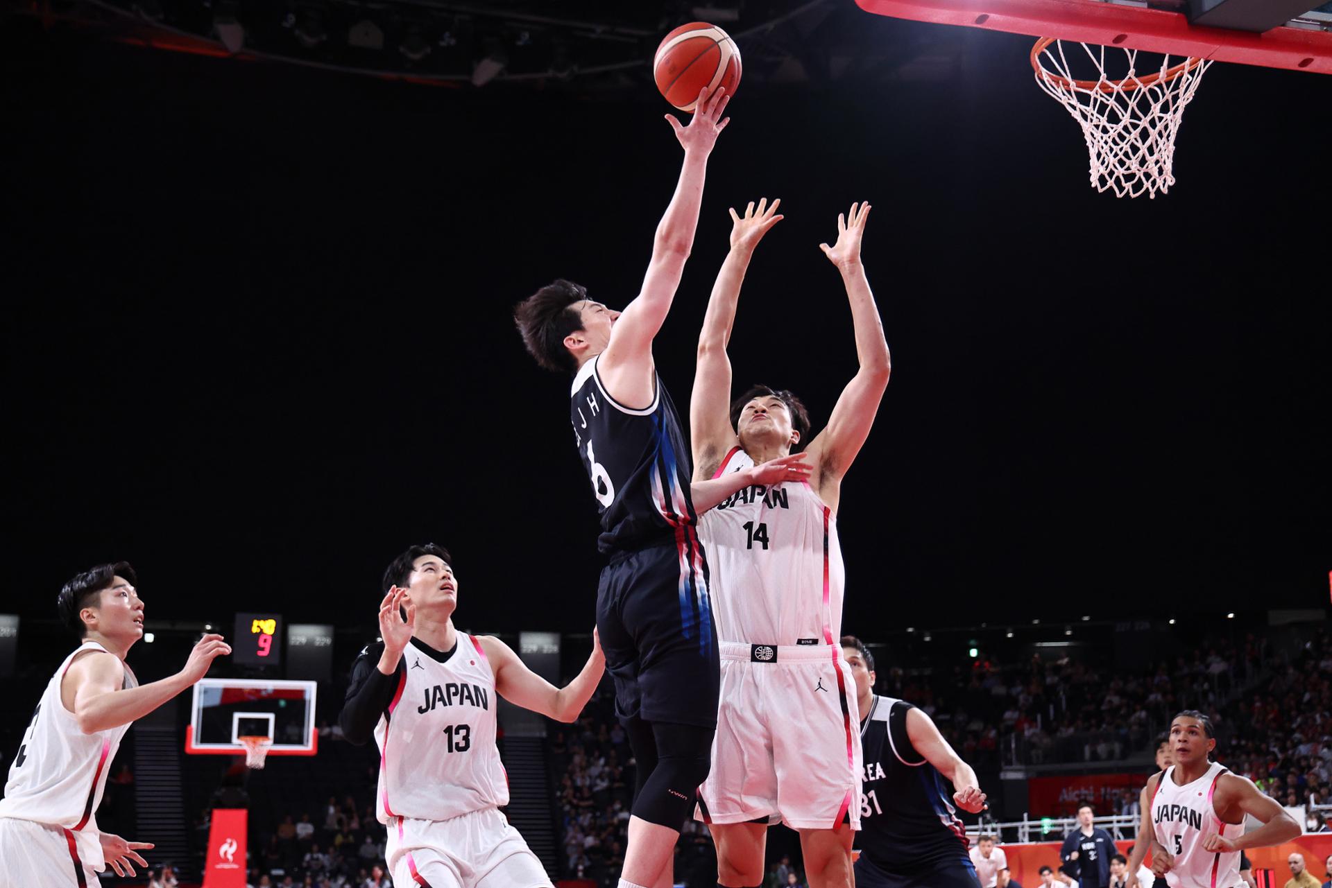 Korea defeats Japan to top group in men's basketball