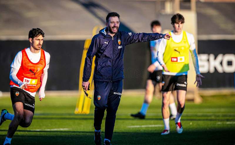 Valencia sack coach, CEO after poor La Liga start
