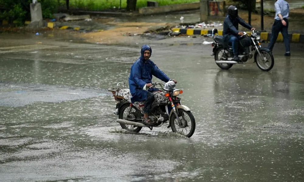 Karachi may receive rain tomorrow as PDMA orders emergency preparedness