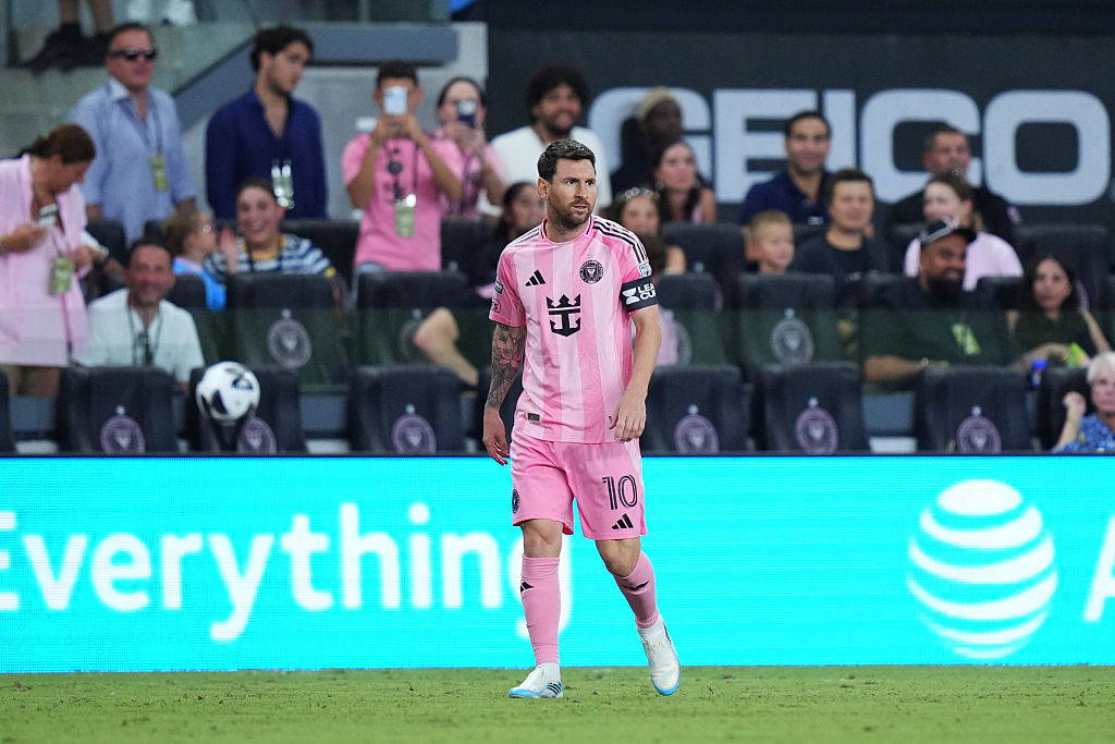 🎥 Messi returns to action, and the fans erupt in applause