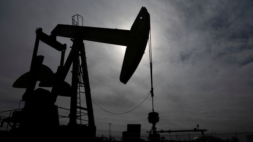 Oil drops on lower demand forecasts despite deadlock in US-Iran talks