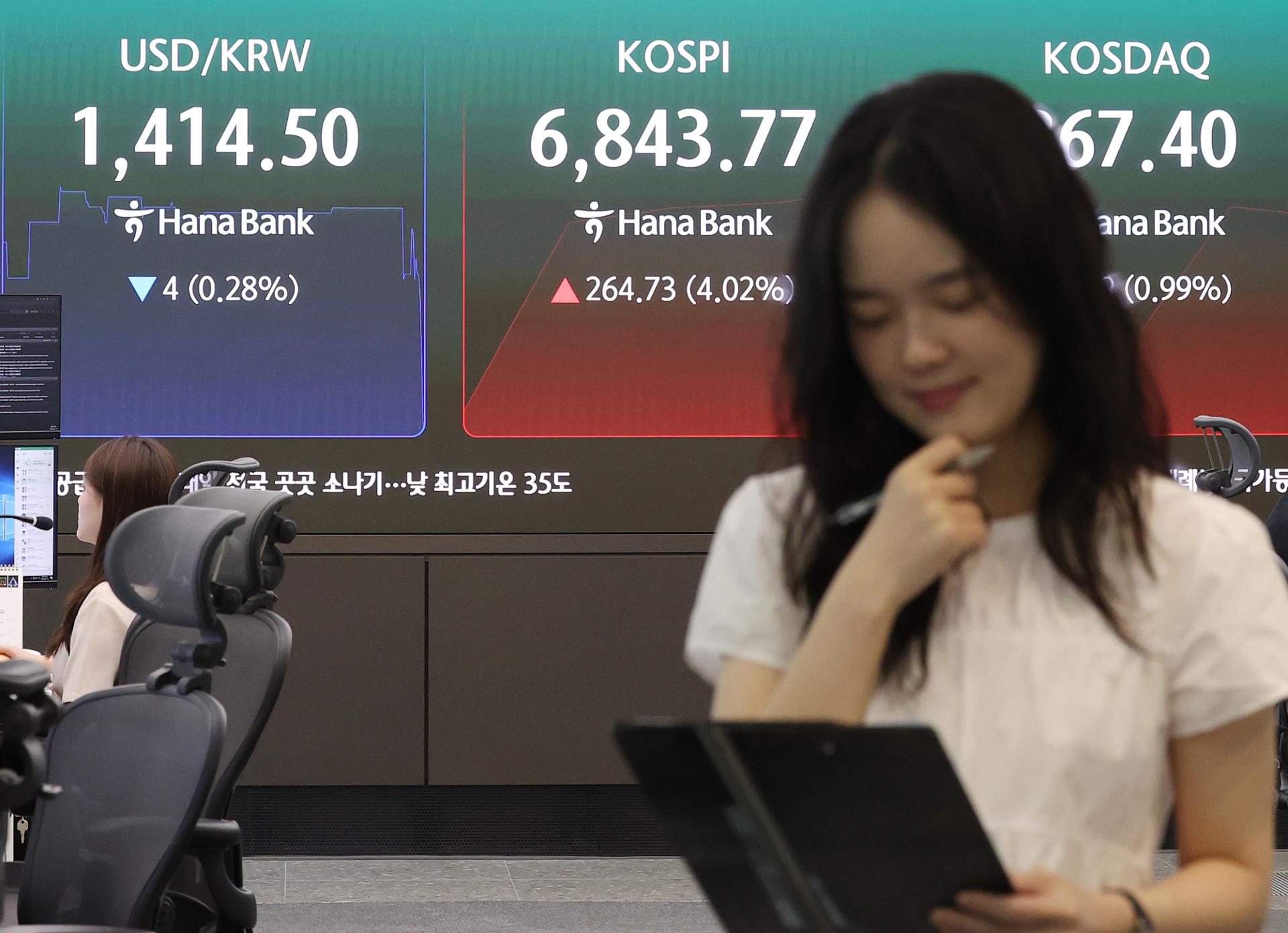 Seoul shares open sharply higher on chip rally