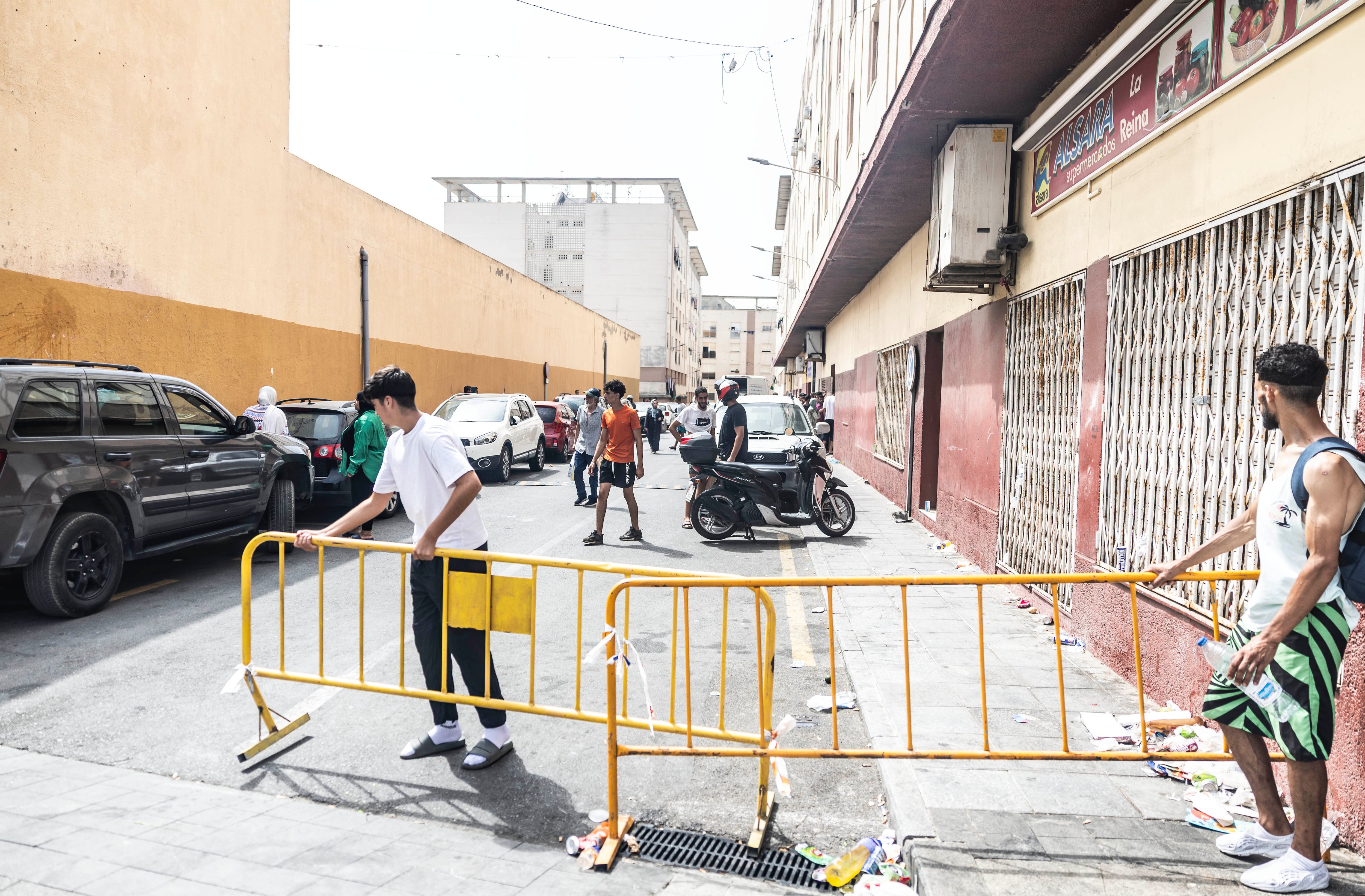 Construction fences to close the streets and raids to scare away migrants who resist leaving Ceuta: “There are still some left”