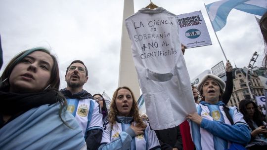 Scientists march against Milei's cuts wearing Albiceleste shirts