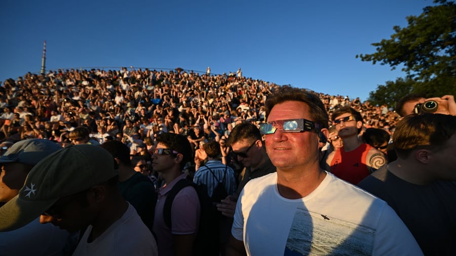 Sun, moon, shooting stars: "That was magic": Solar eclipse fascinates millions