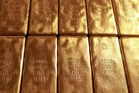 Gold slips as oil rally fans rate hike bets ahead of Fed meeting