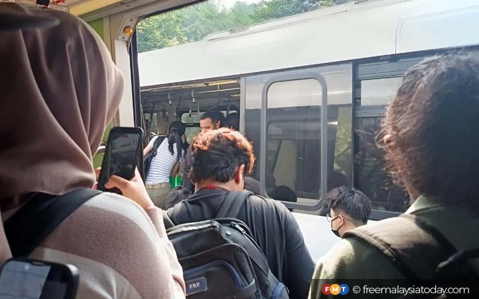 Train breaks down on Kelana Jaya LRT line