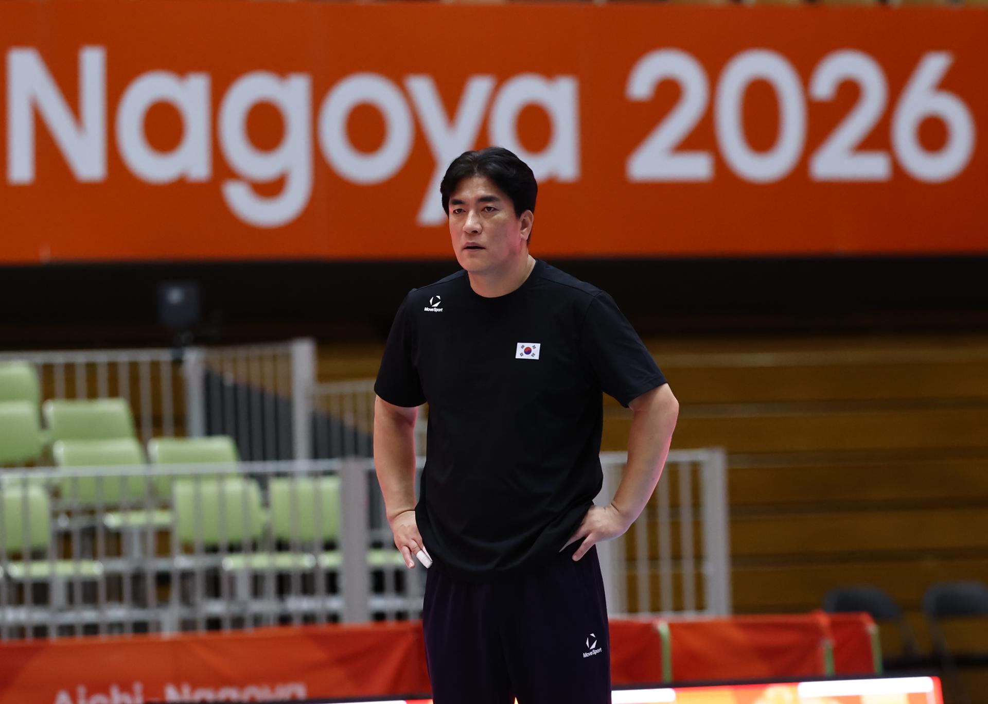 Women's volleyball coach confident of winning medal after 1st training in Japan