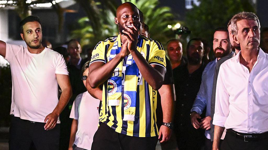 Lukaku seals ’emotional’ move to Fenerbahce