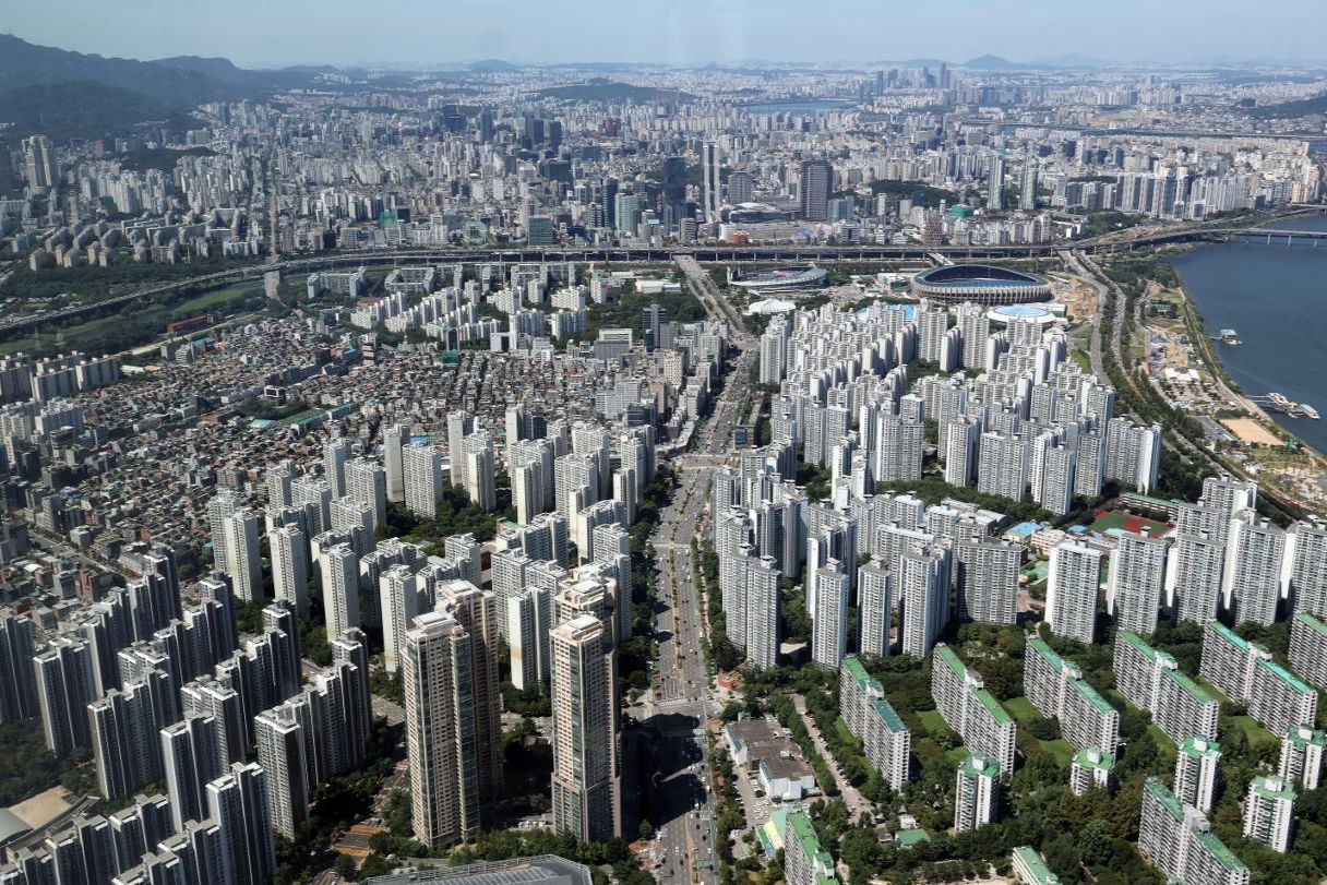 Gov't to expand housing finance support for young, 1st-time buyers while keeping debt curbs