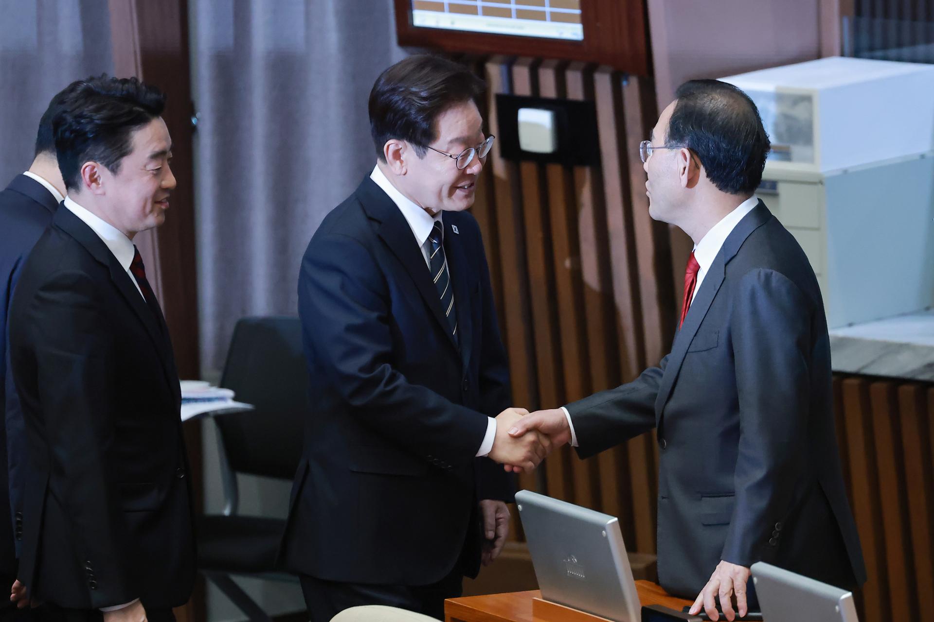 Lee reportedly holds golf outings with senior opposition lawmakers