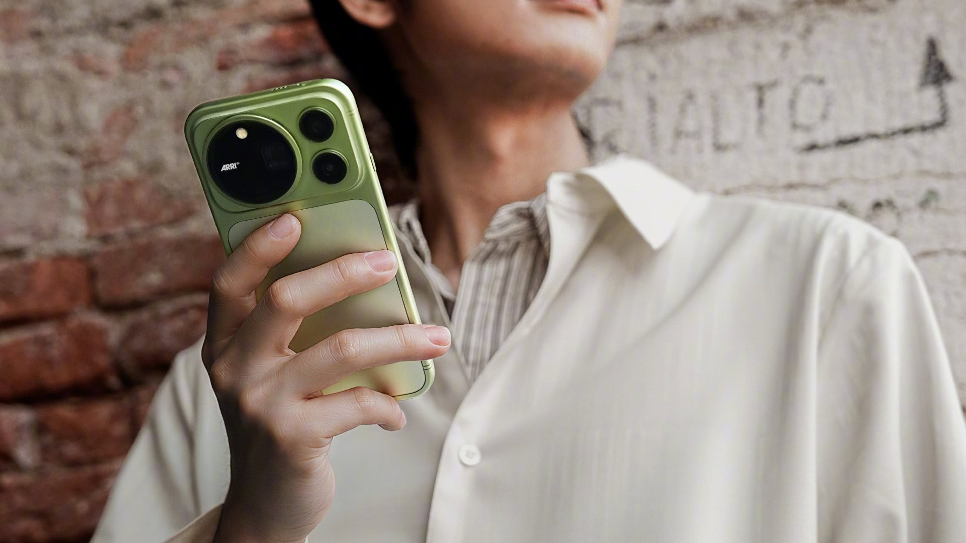 This Android flagship copies Apple, lets you shoot landscape selfies without turning your phone