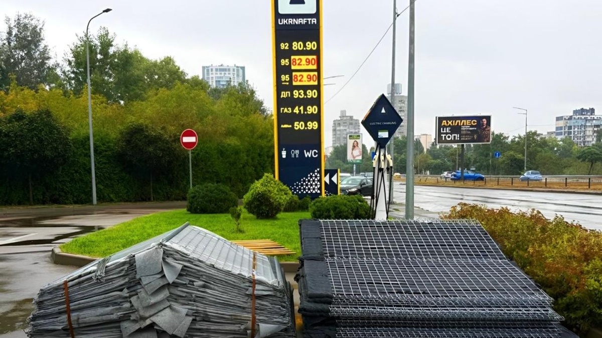 Ukrnafta fortifies Kyiv gas stations with gabions