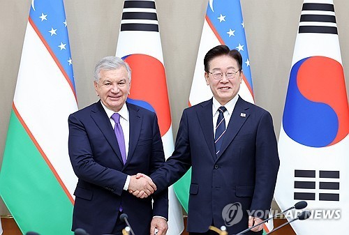 (LEAD) S. Korean president says hopes to deepen strategic partnership with Uzbekistan