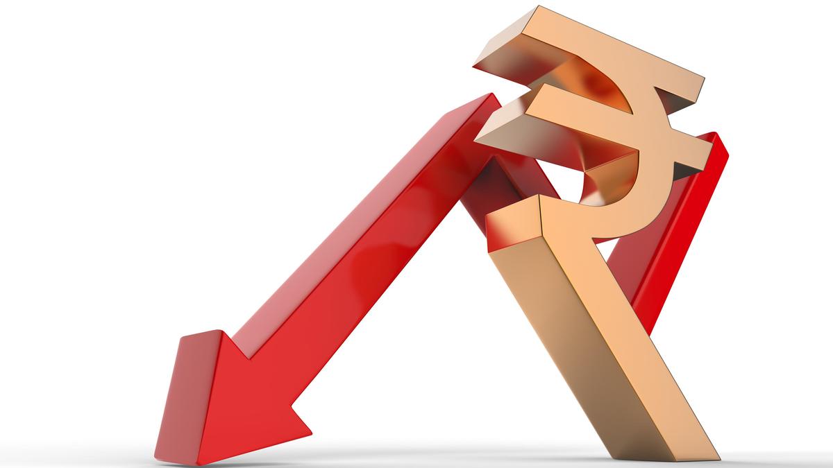 Rupee falls 7 paise to 95.40 against US dollar in early trade