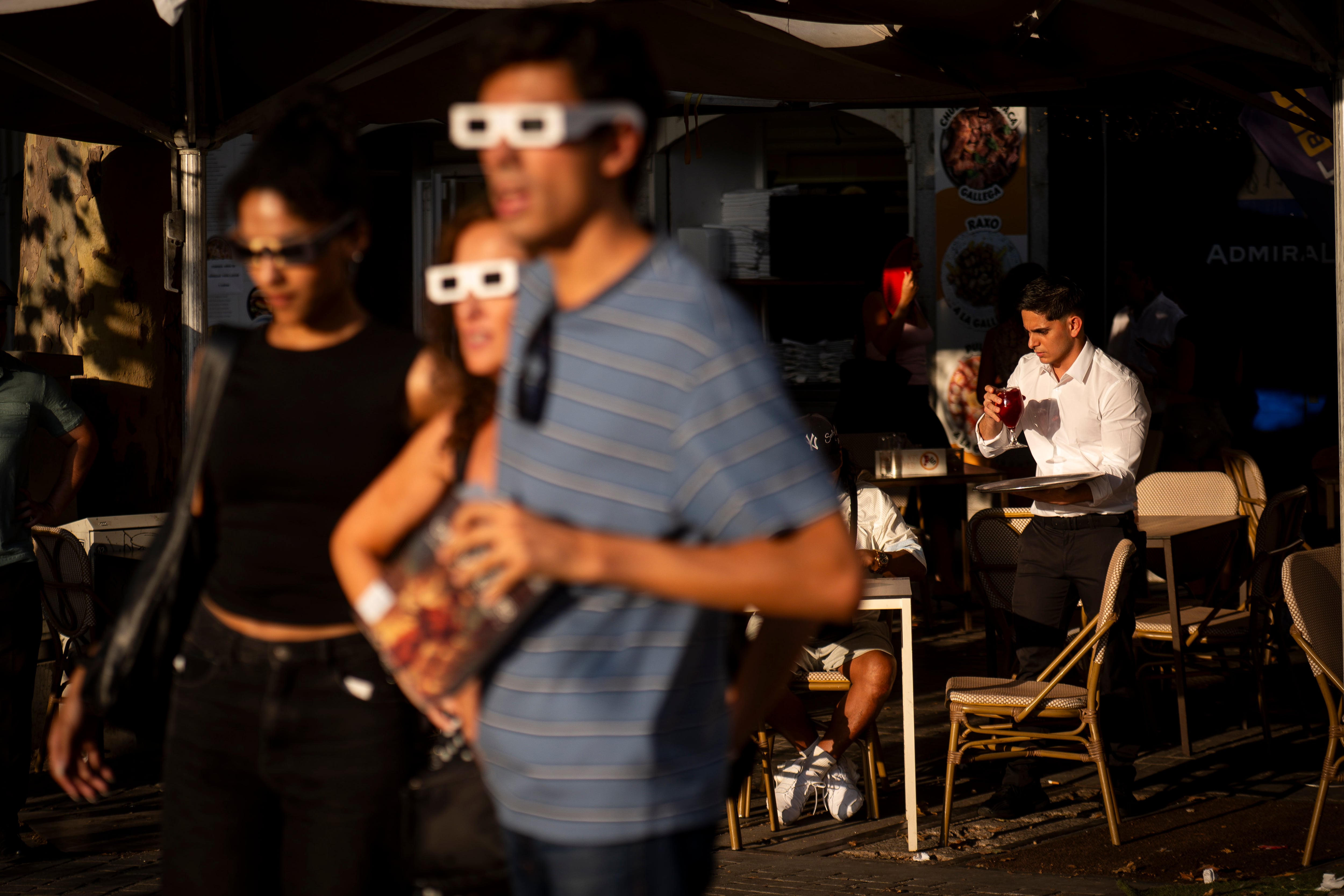A parish priest giving mass, shop assistants on Gran Vía and thousands of other workers who missed the eclipse: “We always attend to whoever comes”
