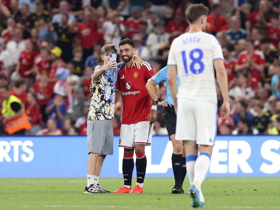 Fans storm pitch for Bruno Fernandes selfies as Man United beat Leeds