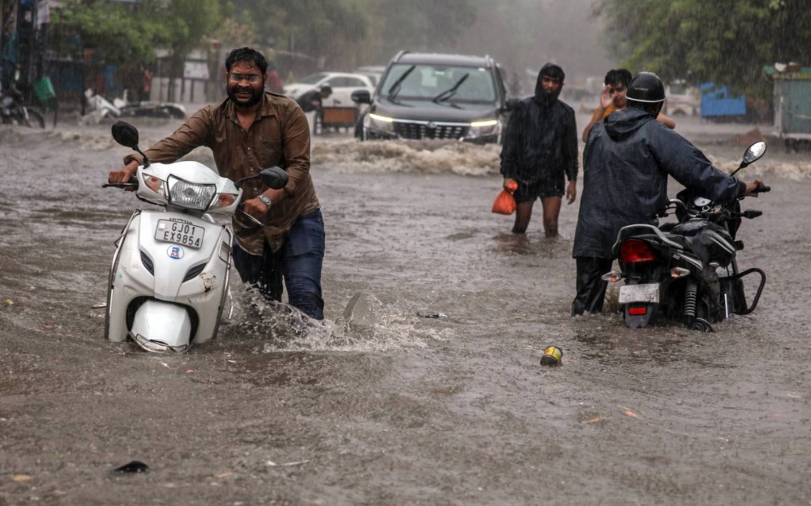 14 dead, thousands displaced as rains, floods strike southern India