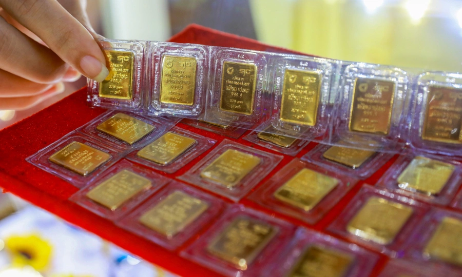 Gold prices edge up
