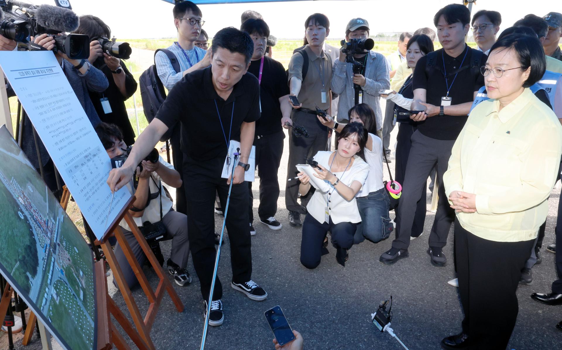 PM visits Jeju Air crash site, seeks to comfort bereaved families