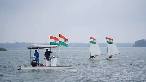 Bhopal’s Upper Lake Turns Tricolour As 350+ Boats Join Tiranga Yatra
