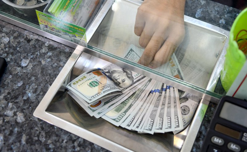 Dollar near two-week high as oil surge lifts yields, Fed hike bets
