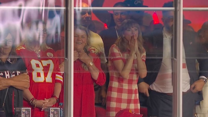 Swift goes wild after huge Kelce play