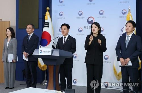 Labor minister proposes social dialogue over mega cluster bill