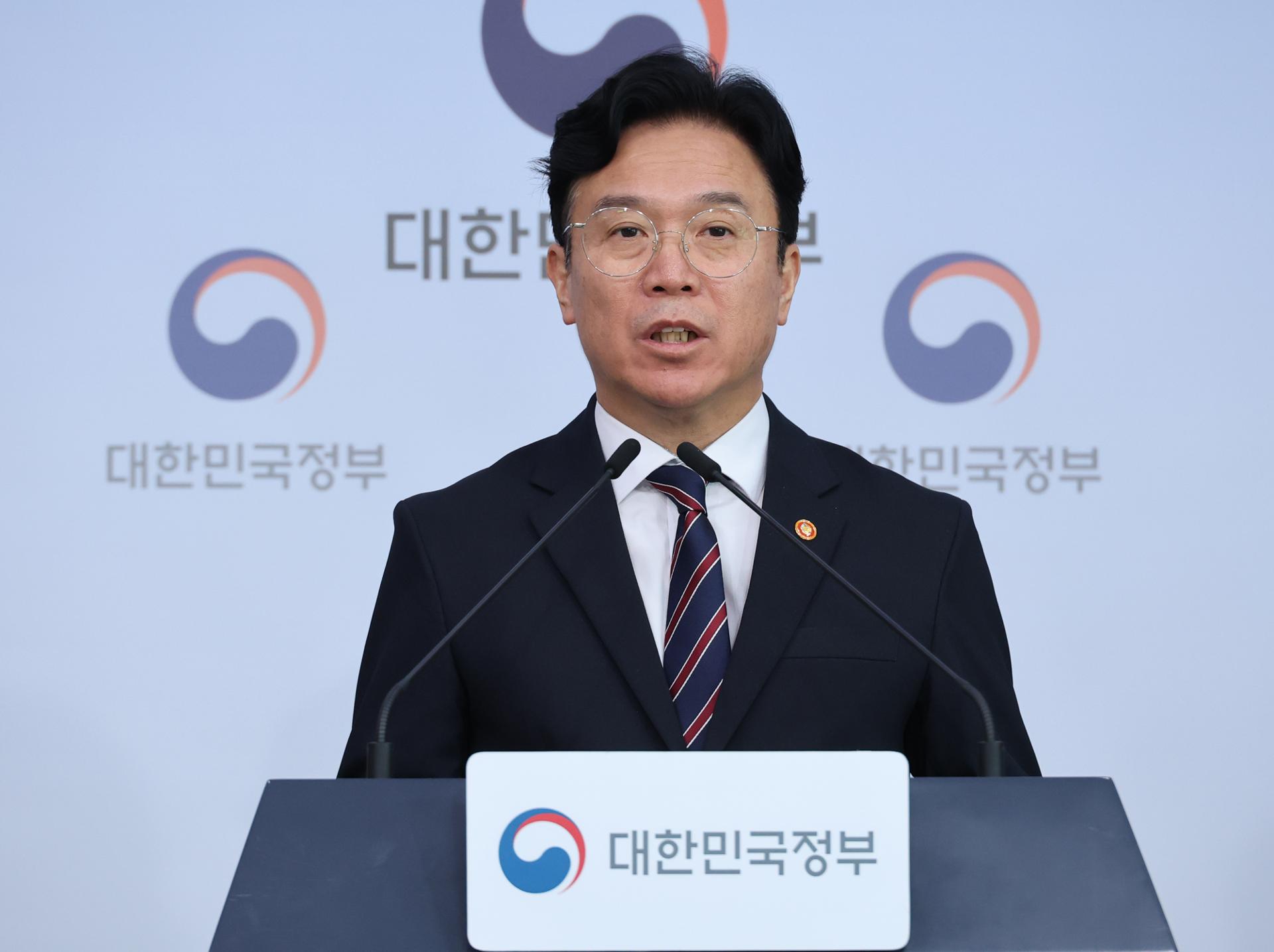 Labor minister proposes social dialogue over mega cluster bill