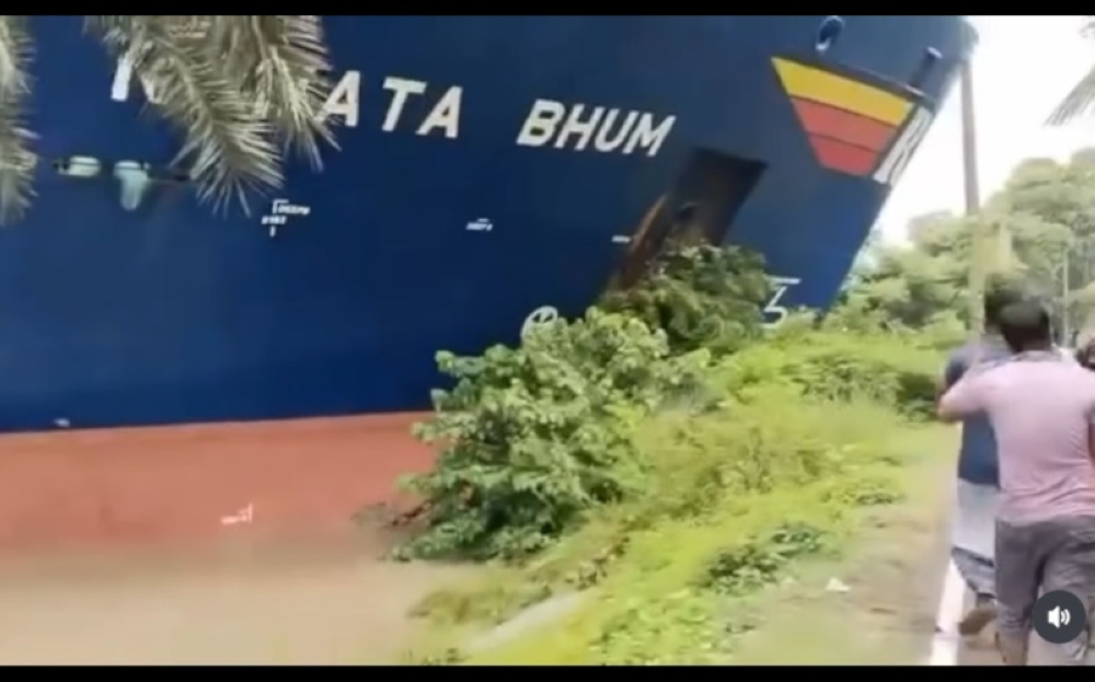 Singapore-flagged container ship crashes into riverbank in India after steering failure (VIDEO)
