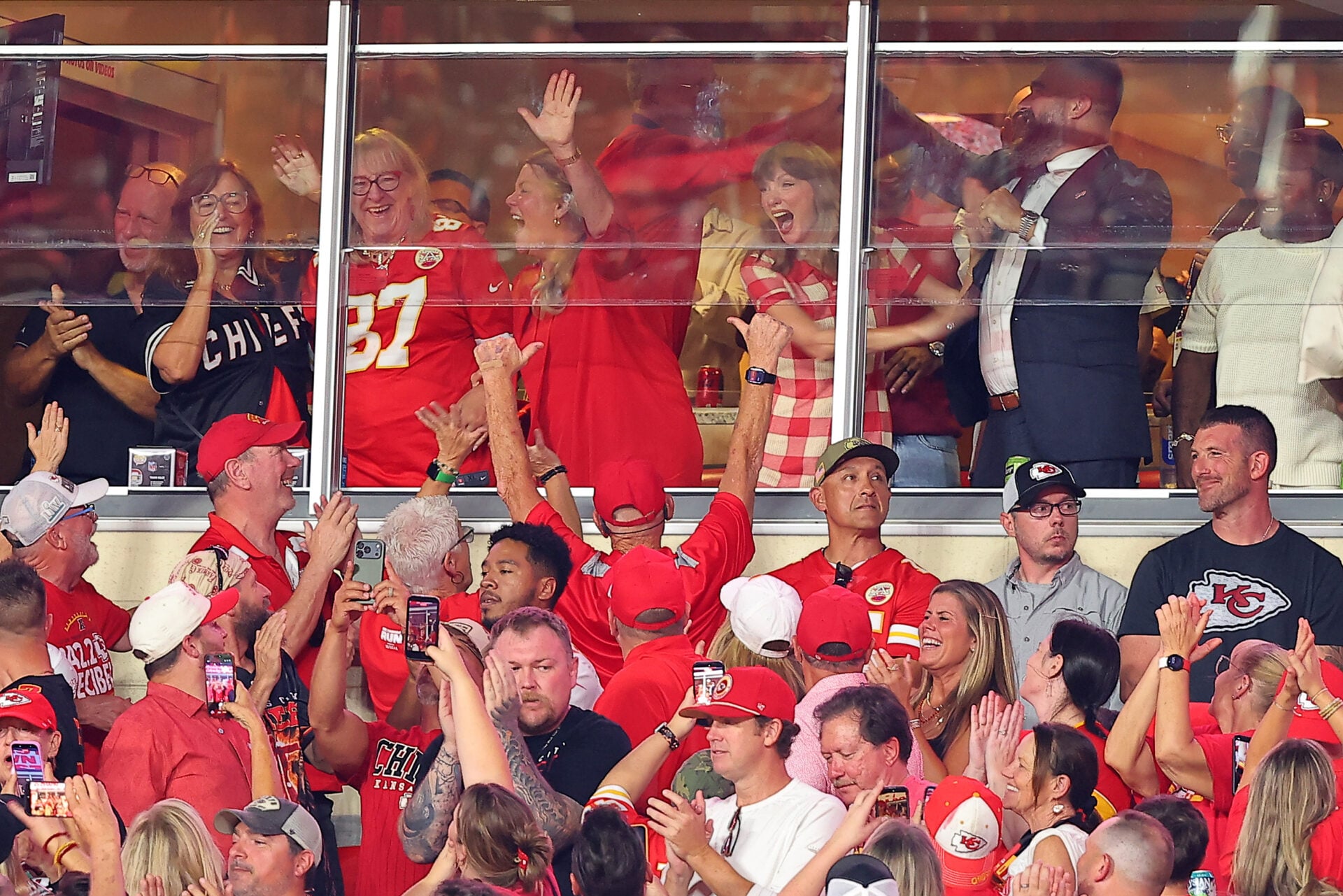 Taylor Swift and Jason Kelce go crazy as Travis Kelce completes 59-yard run against Broncos