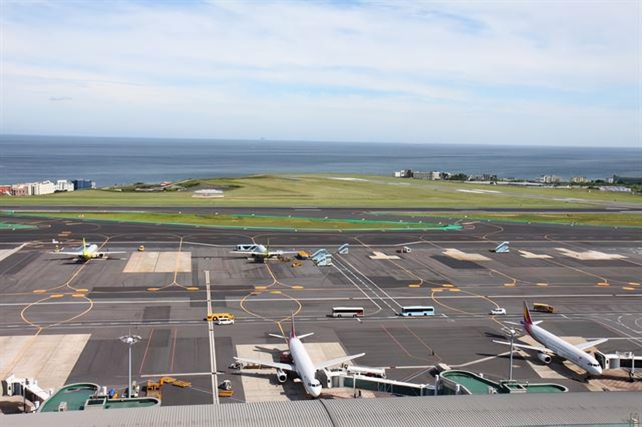 Chinese teen booked in Jeju for eavesdropping on air traffic control
