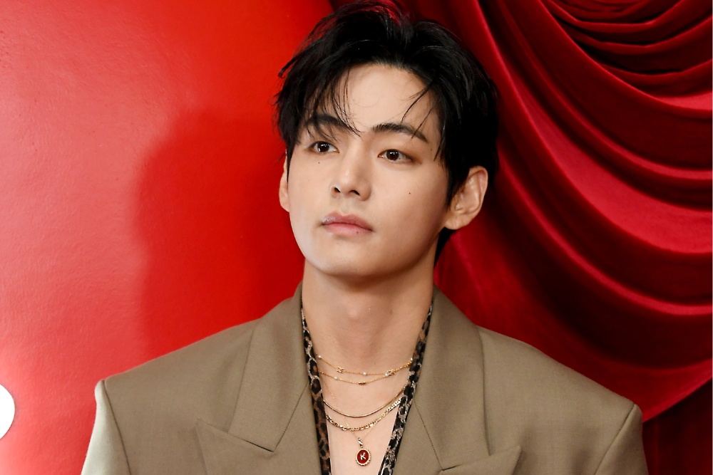BTS’ V Reveals Right-Ear Hearing Loss Amid World Tour