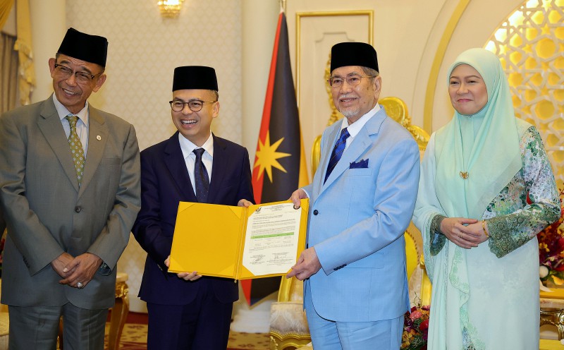 Fahmi presents Malaysia Day invitation to Sarawak governor