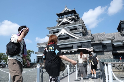 Kumamoto Castle reopens two weeks after massive quake