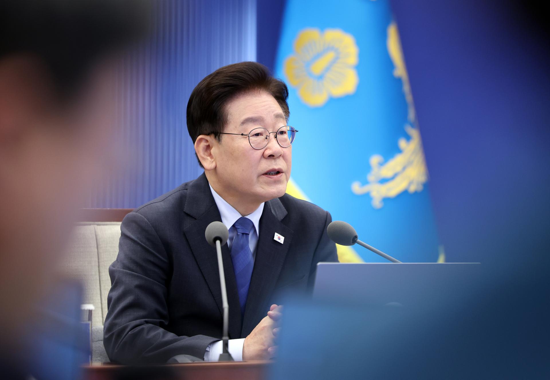 Lee to hold press conference Friday to state 'clear position on key issues'