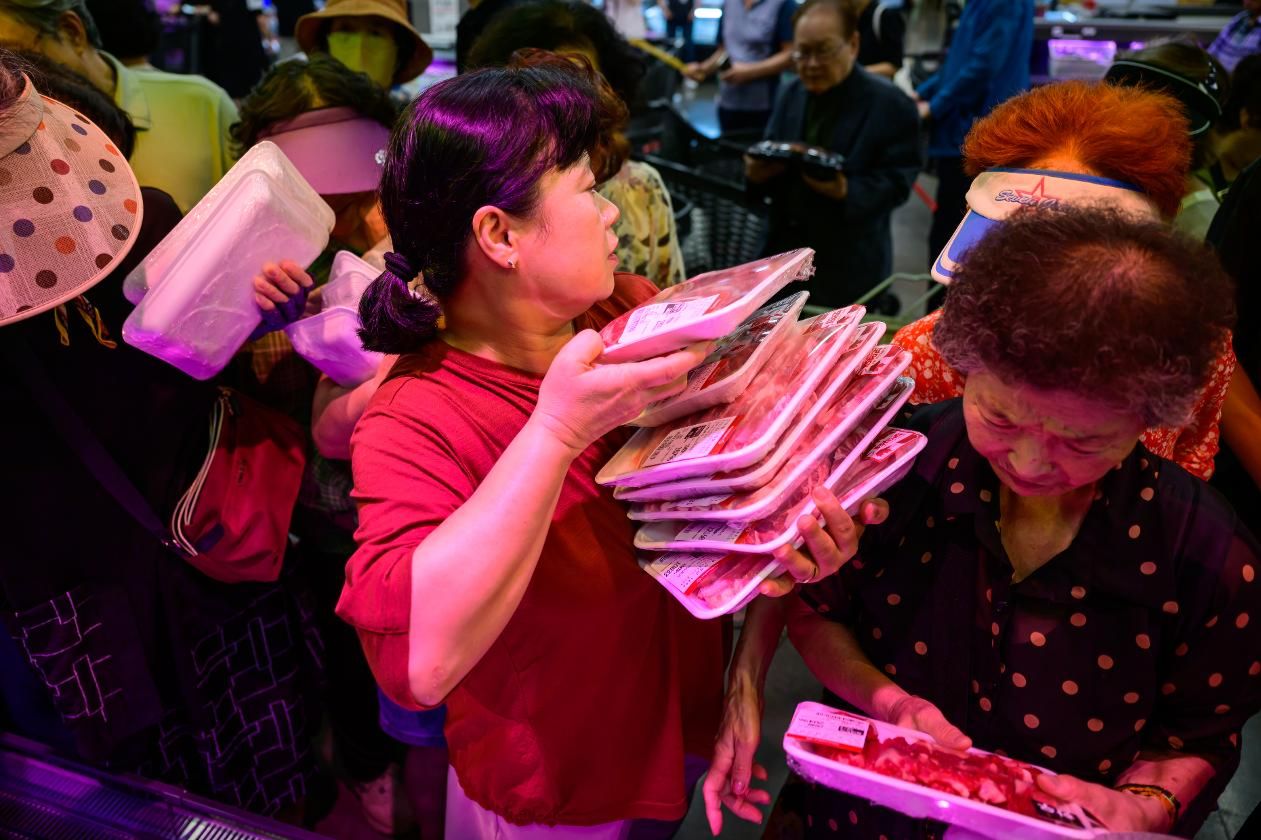 [COVER STORY] Homeplus reopening draws crowds amid hopes, concerns