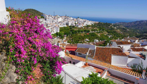 Brit tourist’s life is saved by his quick-thinking wife and Costa del Sol property owner after heart attack shock in rural Frigiliana