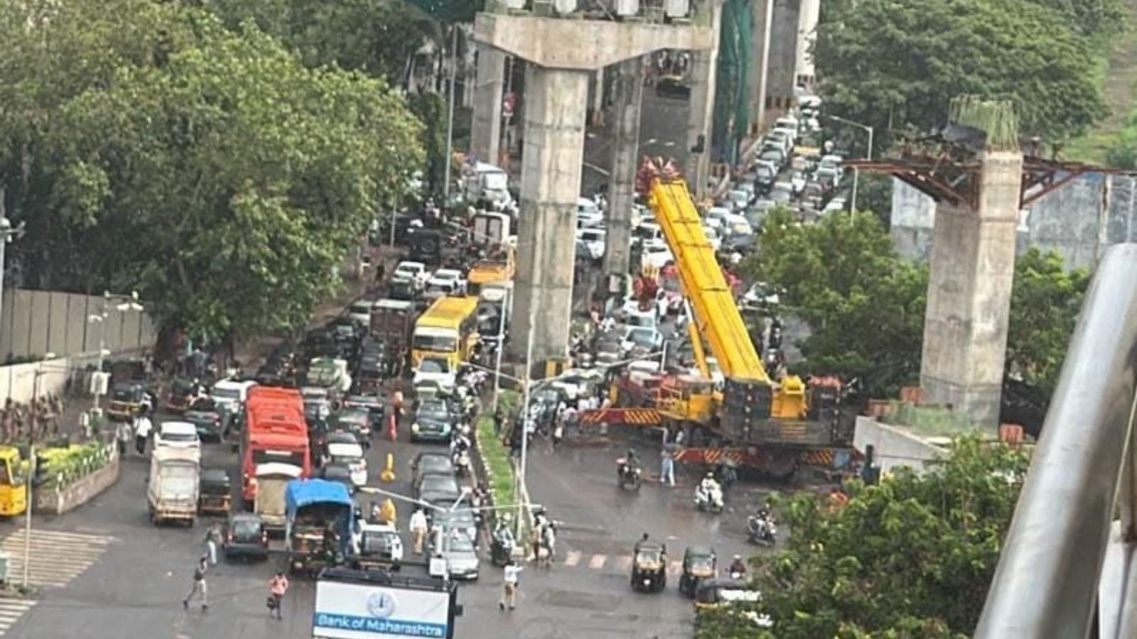 Mumbai metro crane breaks down at Juhu Circle, Andheri commuters stuck for hours