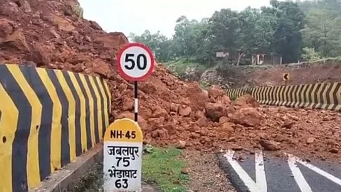 Landslide In MP! Part Of Hill Collapses, Blocks NH-45 In Narsinghpur; Bhopal-Jabalpur Route Turned One-Way | VIDEO
