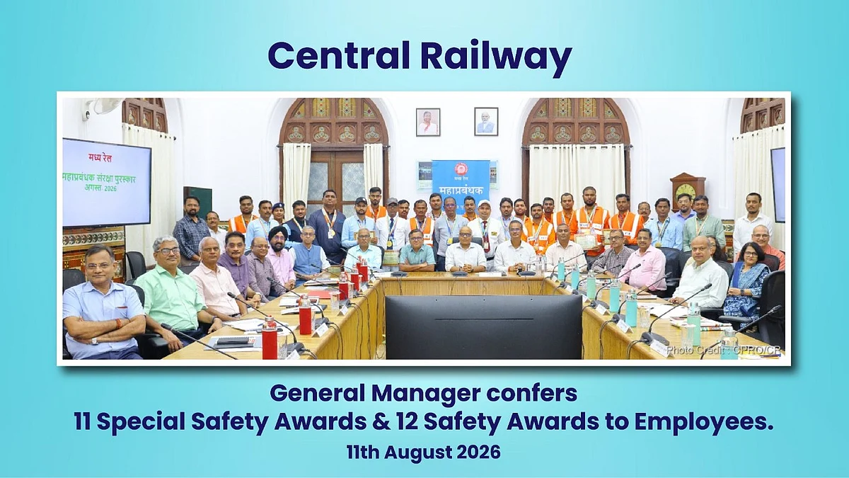 General Manager confers Special Safety Award to 11 employees for timely alerts of landslide and excellent work during restoration of Ghat section