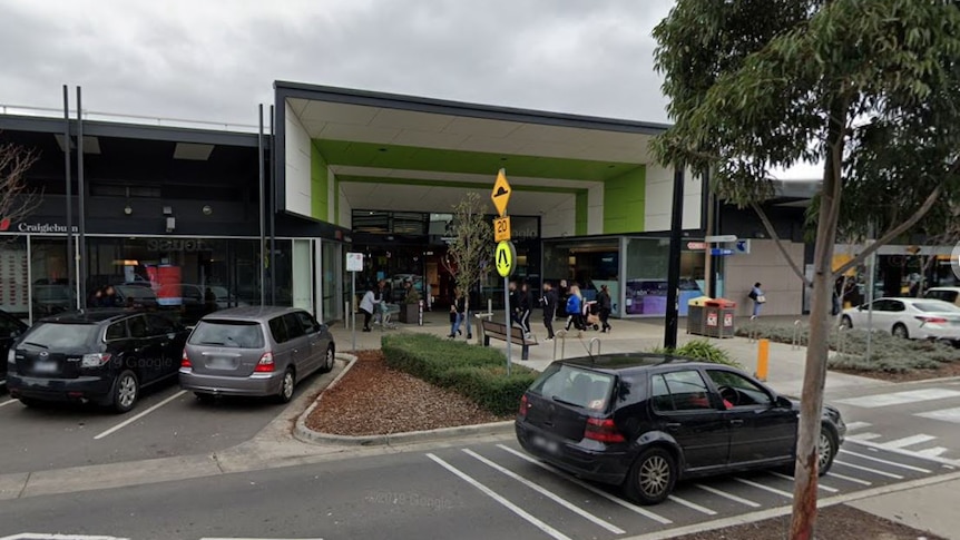 Shots fired as men with machetes argue at Melbourne shopping centre