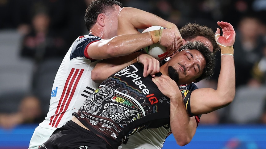 Live: Panthers and Roosters locked in tight heavyweight battle