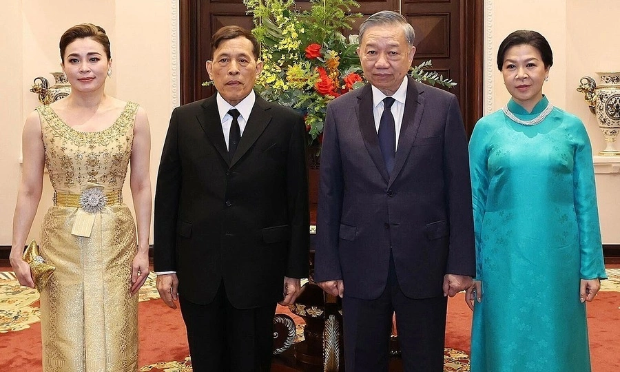 Vietnam leader hosts state banquet for Thai King and Queen