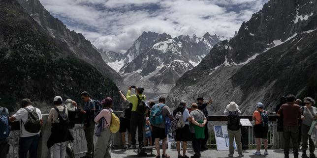 French tourists travel less while record number of internationals visit France