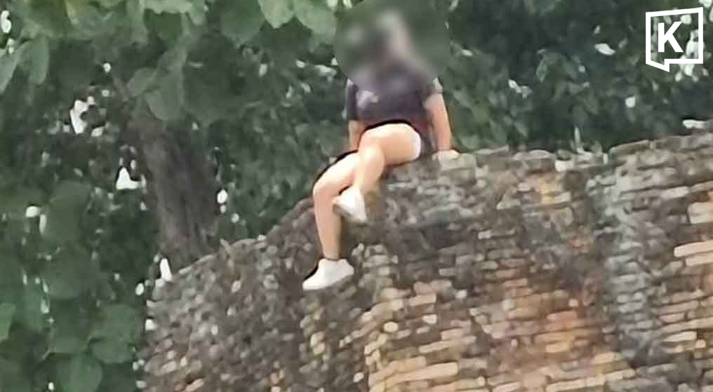 Chinese tourist criticised for sitting atop Chiang Mai ancient city wall