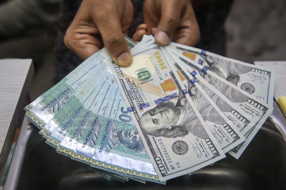 Ringgit closes almost flat, cautious trade before GDP announcement